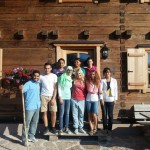 Gruppe_vor_Almhütte